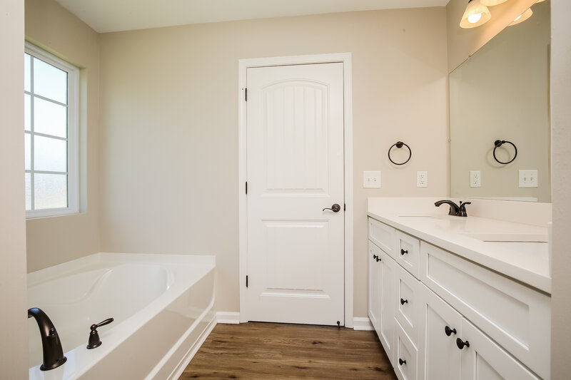 2,365/Mo, 183 Lyndhurst Dr La Vergne, TN 37086 Main Bathroom View