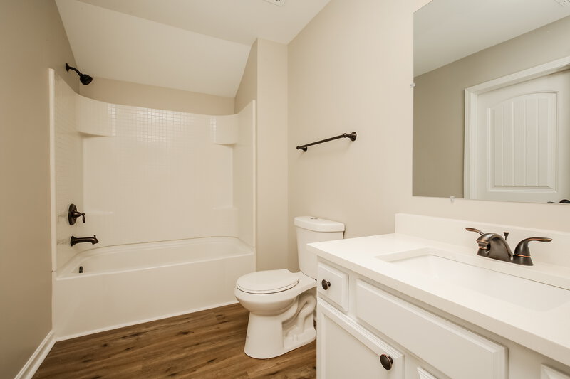 2,365/Mo, 183 Lyndhurst Dr La Vergne, TN 37086 Bathroom View 2