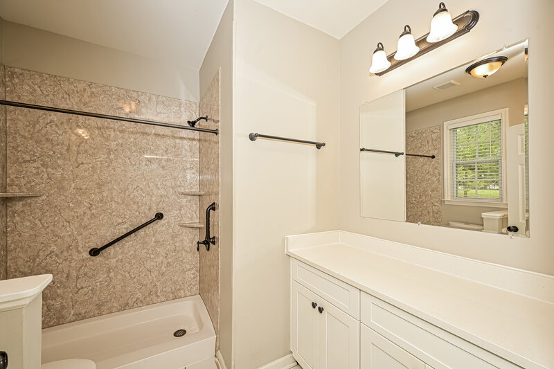 2,400/Mo, 1102 Burlington Ct Murfreesboro, TN 37128 Main Bathroom View