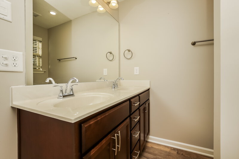 2,345/Mo, 1357 Busiris Dr Hermitage, TN 37076 Main Bathroom View