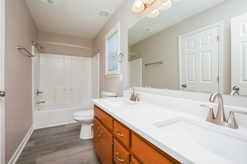 2,020/Mo, 1202 Welsh Dr La Vergne, TN 37086 Main Bathroom View