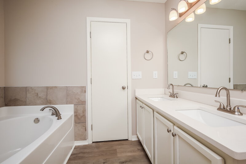 2,350/Mo, 807 General Barksdale Dr Smyrna, TN 37167 Main Bathroom View