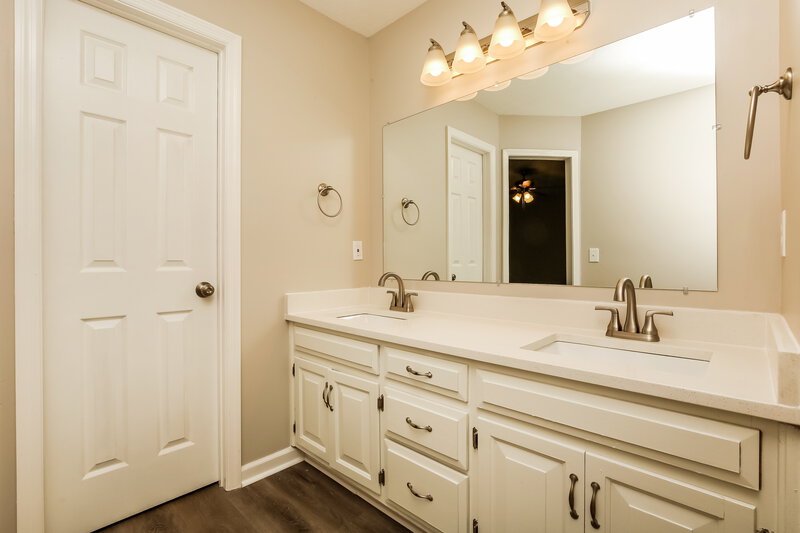 3,350/Mo, 1316 Ravenna Ct S Antioch, TN 37013 Main Bathroom View 2