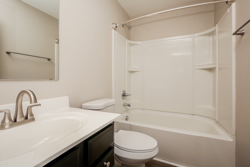 2,350/Mo, 1418 Christina Hayes Ln La Vergne, TN 37086 Main Bathroom View