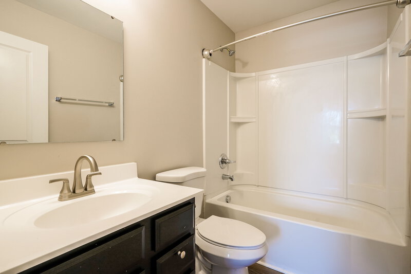 2,350/Mo, 1418 Christina Hayes Ln La Vergne, TN 37086 Bathroom View 2