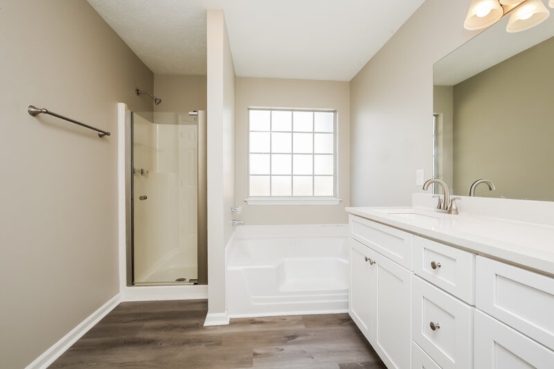 2,290/Mo, 106 Cedar Bend Ct La Vergne, TN 37086 Main Bathroom View