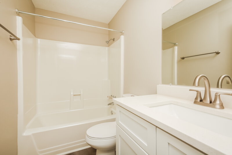 2,290/Mo, 106 Cedar Bend Ct La Vergne, TN 37086 Bathroom View