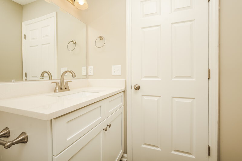 2,290/Mo, 106 Cedar Bend Ct La Vergne, TN 37086 Bathroom View 2