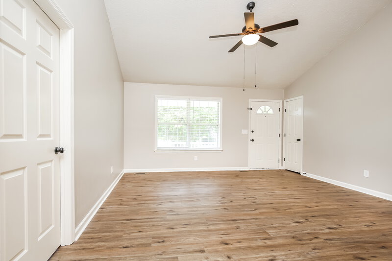 1,970/Mo, 300 Southlake Dr La Vergne, TN 37086 Living Room View