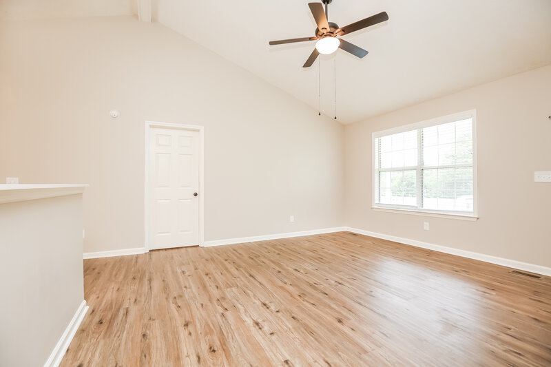 1,970/Mo, 300 Southlake Dr La Vergne, TN 37086 Living Room View 2
