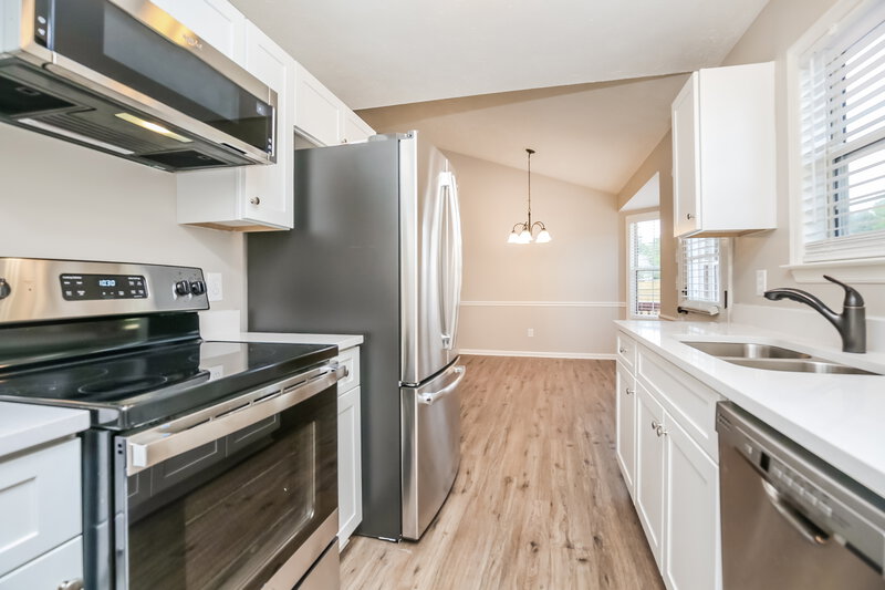 1,970/Mo, 300 Southlake Dr La Vergne, TN 37086 Kitchen View 2