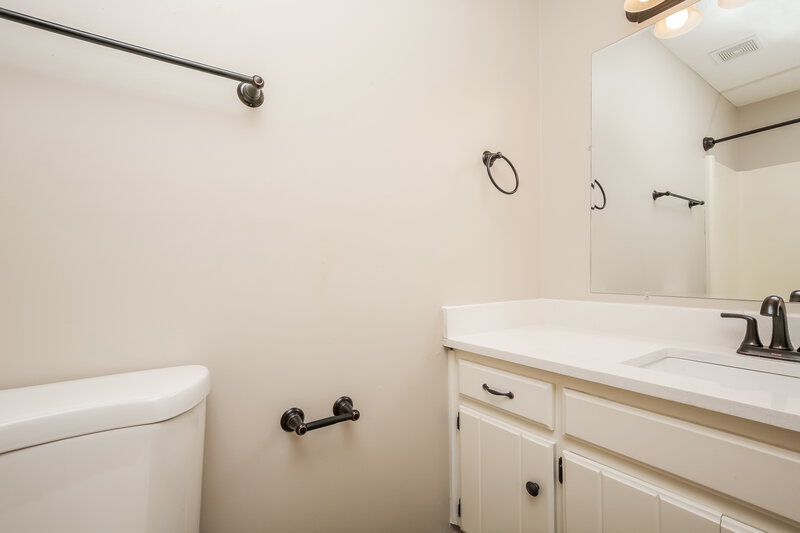 1,970/Mo, 300 Southlake Dr La Vergne, TN 37086 Main Bathroom View