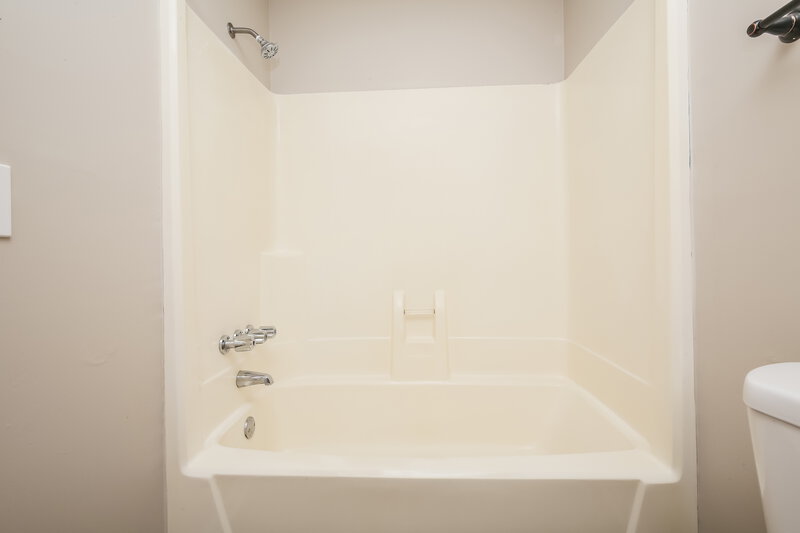 1,970/Mo, 300 Southlake Dr La Vergne, TN 37086 Main Bathroom View 2