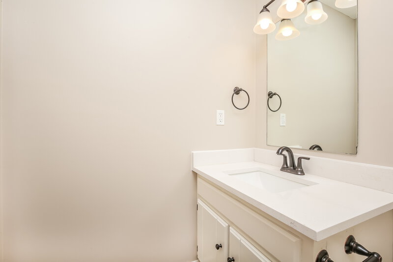 1,970/Mo, 300 Southlake Dr La Vergne, TN 37086 Bathroom View