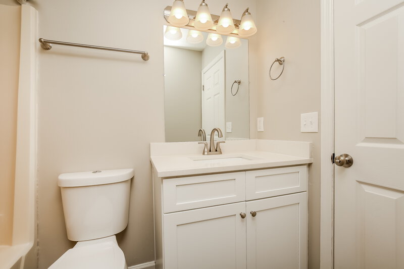 2,145/Mo, 105 Cedar Bend Ct La Vergne, TN 37086 Main Bathroom View