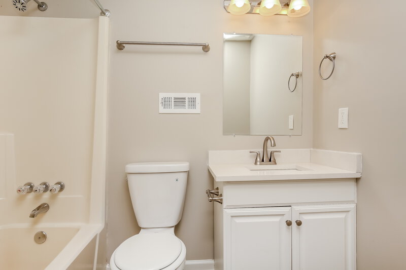 2,145/Mo, 105 Cedar Bend Ct La Vergne, TN 37086 Bathroom View