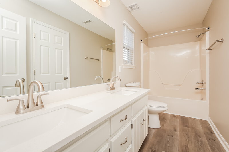 2,140/Mo, 805 Stone Flower Ct Antioch, TN 37013 Main Bathroom View