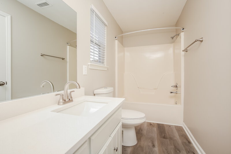 2,140/Mo, 805 Stone Flower Ct Antioch, TN 37013 Main Bathroom View 2