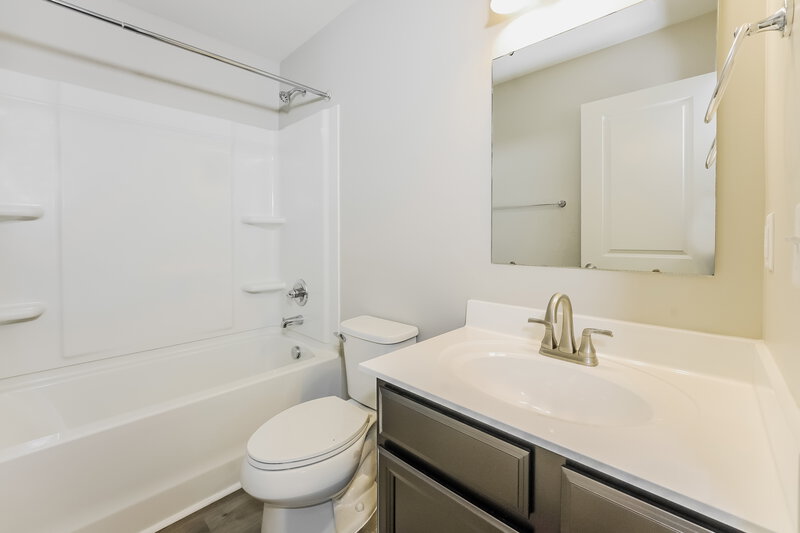2,215/Mo, 224 Nottingham Ln La Vergne, TN 37086 Main Bathroom View