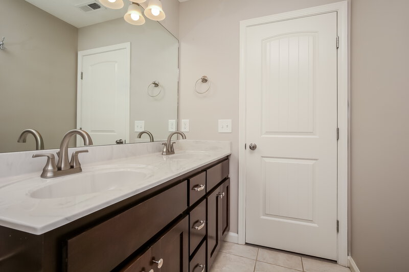 3,030/Mo, 1823 Moonlight Dr La Vergne, TN 37086 Main Bathroom View