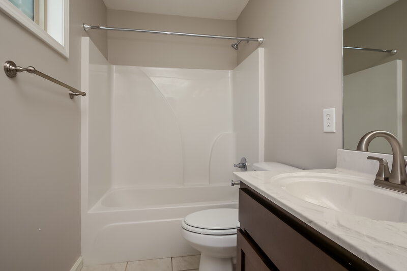 3,030/Mo, 1823 Moonlight Dr La Vergne, TN 37086 Main Bathroom View 2