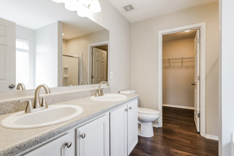 1,925/Mo, 2878 Creekbend Dr Nashville, TN 37207 Main Bathroom View