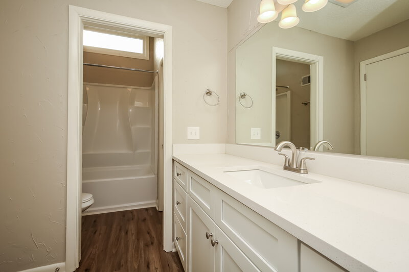 2,600/Mo, 403 Belle Pointe Dr Nashville, TN 37221 Main Bathroom View