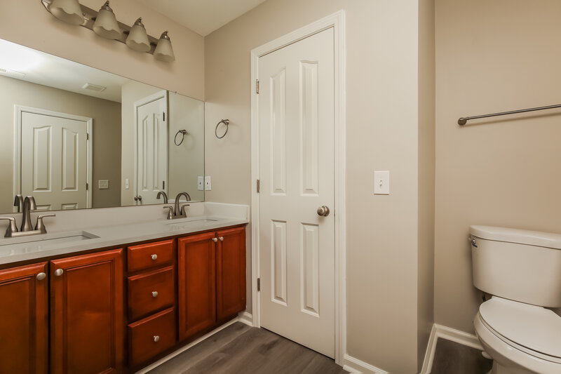 2,285/Mo, 606 Martinsdale Ct La Vergne, TN 37086 Main Bathroom View 2