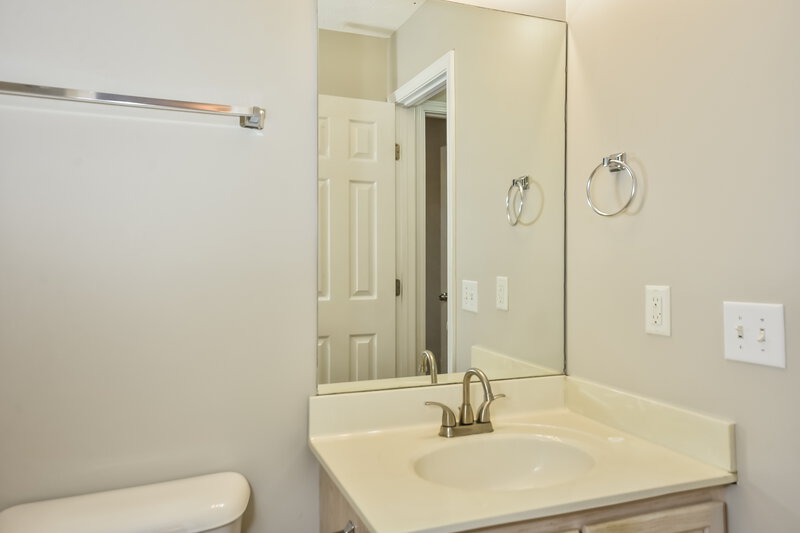 1,960/Mo, 7048 S Hampton Boulevard Antioch, TN 37013 Main Bathroom View
