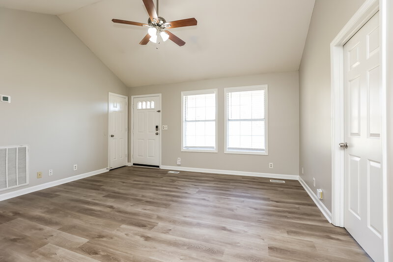 2,155/Mo, 121 Lee Court Gallatin, TN 37066 Living Room View