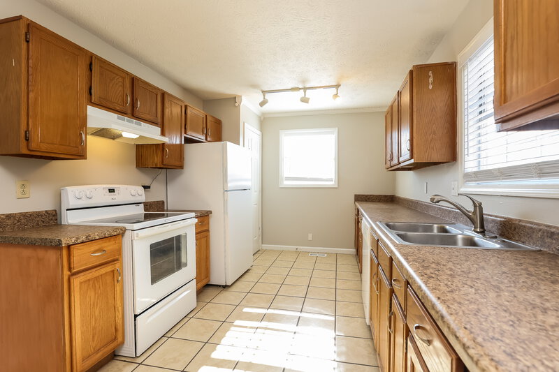 2,155/Mo, 121 Lee Court Gallatin, TN 37066 Kitchen View 3