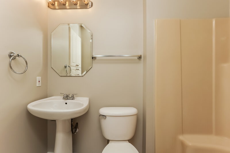 2,155/Mo, 121 Lee Court Gallatin, TN 37066 Main Bathroom View