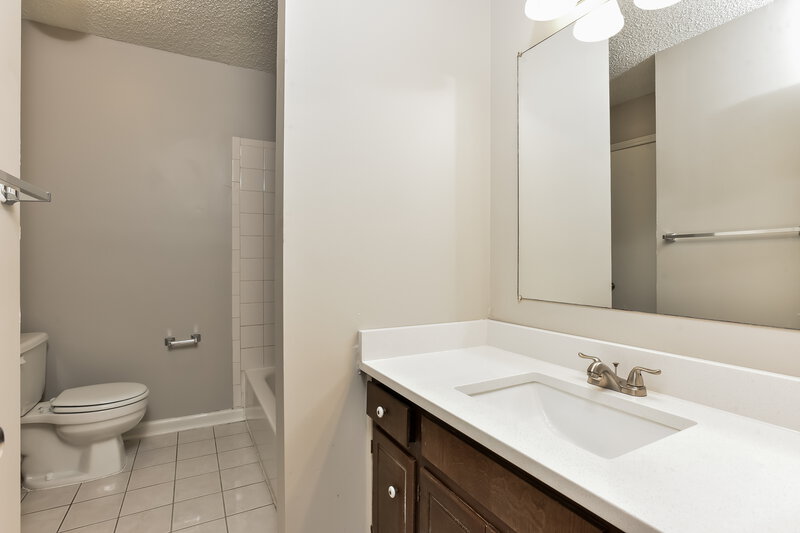 1,640/Mo, 108 Butleigh court Goodlettsville, TN 37072 Main Bathroom View