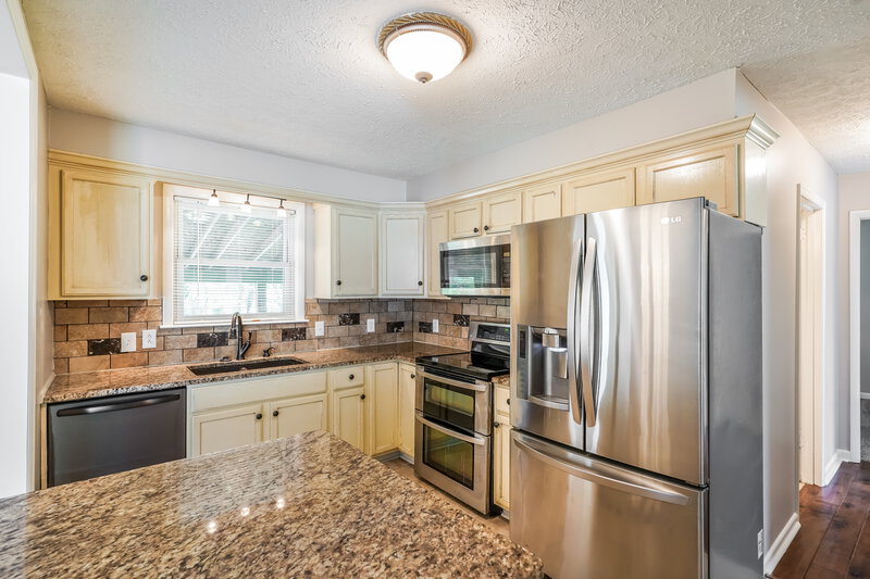 2,180/Mo, 142 Creekwood Lane Hendersonville, TN 37075 Kitchen View 2