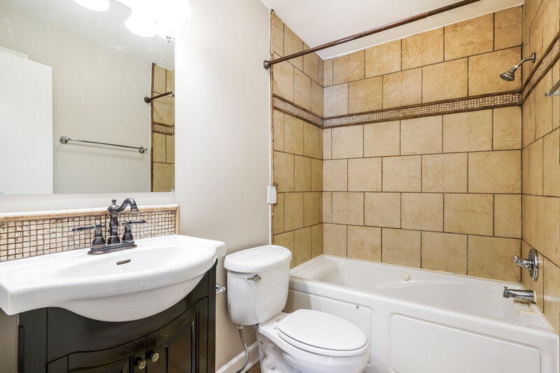 2,180/Mo, 142 Creekwood Lane Hendersonville, TN 37075 Bathroom View