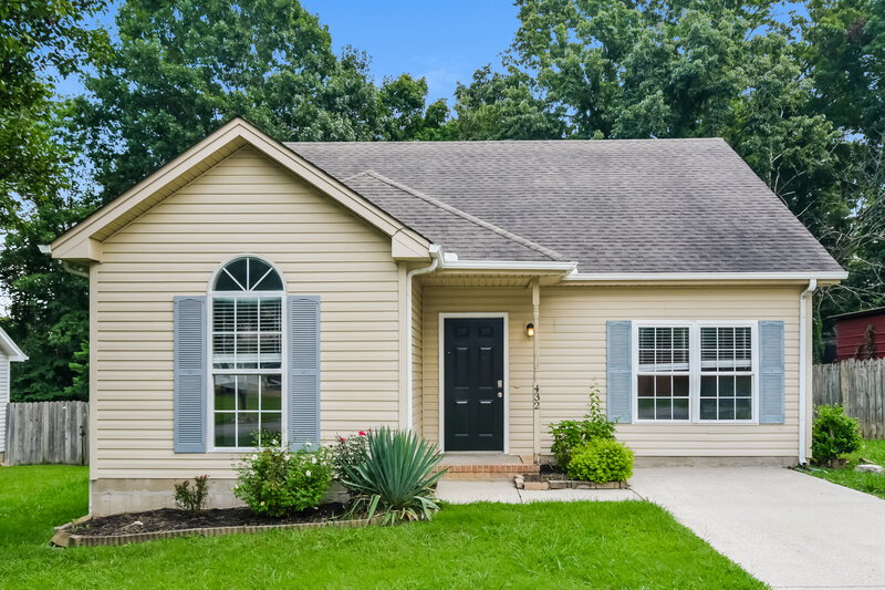 1,900/Mo, 432 Cedar Park Circle La Vergne, TN 37086 External View
