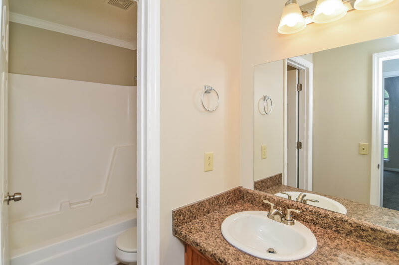 1,900/Mo, 432 Cedar Park Circle La Vergne, TN 37086 Bathroom View