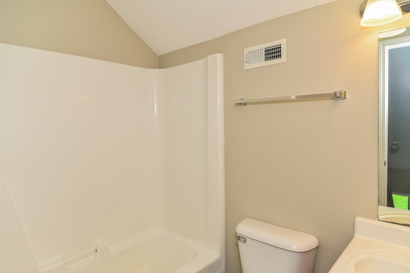 1,900/Mo, 432 Cedar Park Circle La Vergne, TN 37086 Bathroom View 2