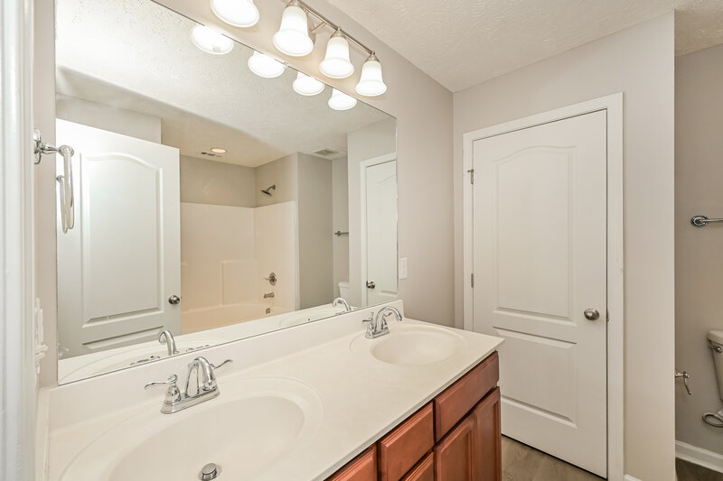 2,050/Mo, 3017 RG Buchanan Drive La Vergne, TN 37086 Main Bathroom View