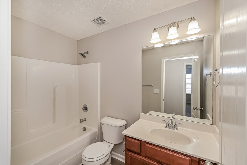 2,050/Mo, 3017 RG Buchanan Drive La Vergne, TN 37086 Bathroom View