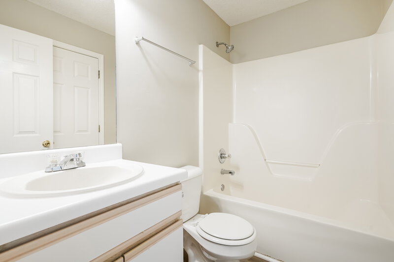 1,815/Mo, 1464 Rochester Drive Murfreesboro, TN 37130 Main Bathroom View