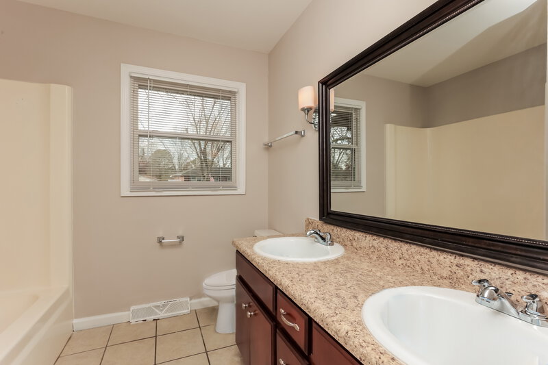 1,960/Mo, 2406 Hillmont Drive Murfreesboro, TN 37129 Main Bathroom View