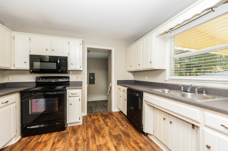 2,045/Mo, 2813 Edward Court Murfreesboro, TN 37129 Kitchen View 2