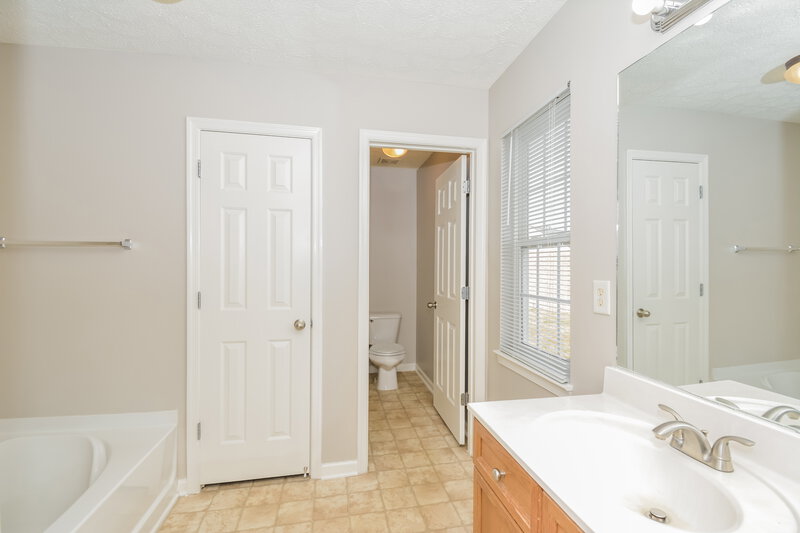 3,480/Mo, 2352 Hockett Drive Nashville, TN 37218 Main Bathroom View