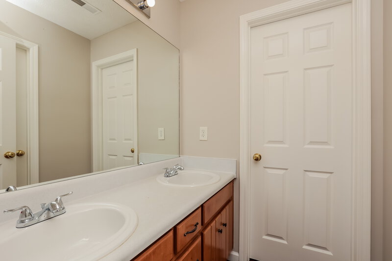 0/Mo, 713 Clear Circle Smyrna, TN 37167 Main Bathroom View