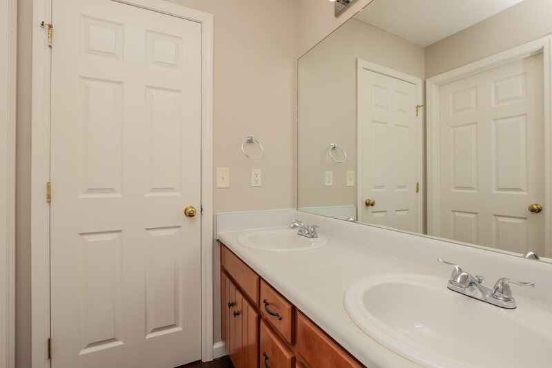 0/Mo, 713 Clear Circle Smyrna, TN 37167 Main Bathroom View 2