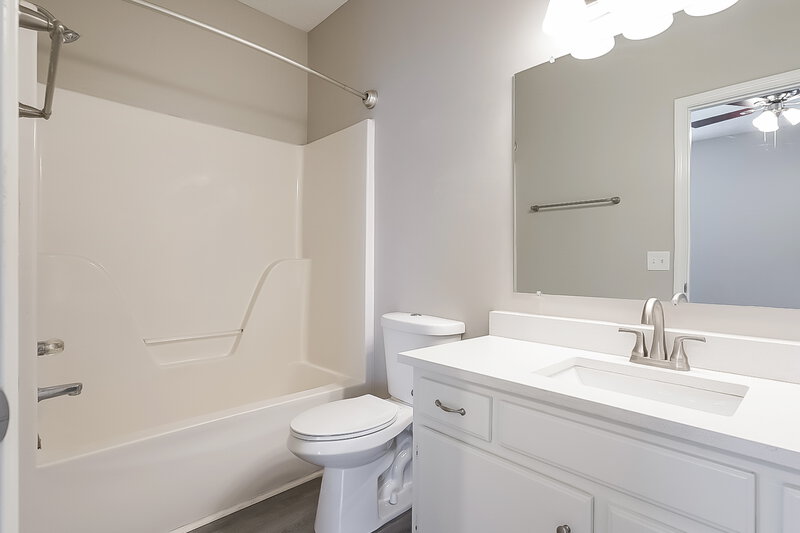 2,200/Mo, 2701 Pepperdine Dr Murfreesboro, TN 37128 Bathroom View