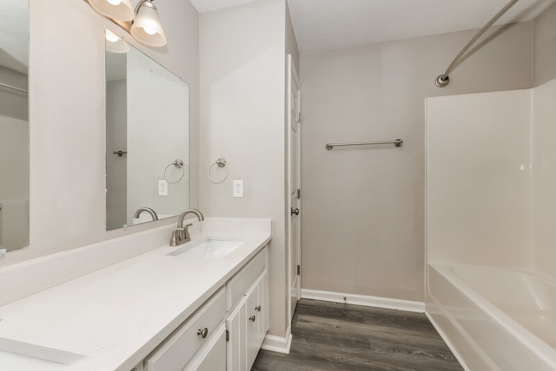 1,700/Mo, 1585 Ridgemont Dr La Vergne, TN 37086 Main Bathroom View