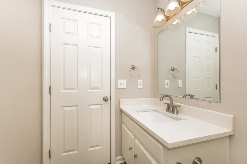 1,700/Mo, 1585 Ridgemont Dr La Vergne, TN 37086 Bathroom View 2