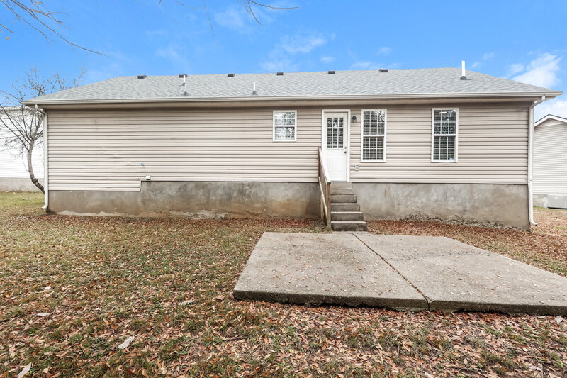 1,700/Mo, 1585 Ridgemont Dr La Vergne, TN 37086 Rear View